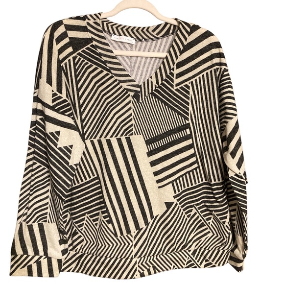 Chris & Carol Sweaters - Chris & Carol Chevron geometric Knit Top sweater Black and Cream